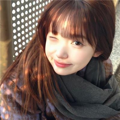 黑白照片的少女